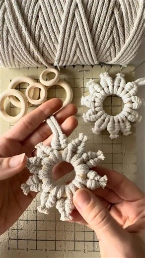 Cómo hacer un copo de nieve de macramé ❄️ Decoración boho paso a paso