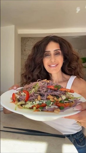 מתכון לסלט תאילנדי צבעוני עם אטריות בטטה סגולה ורוטב בוטנים חלומי של מירי כהן - פודי