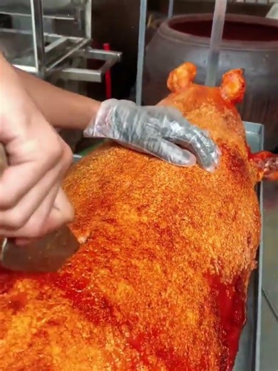 Wow so delicious crispy roasted whole pig 天啊，这只脆皮烤全猪太好吃了吧！#fraxychef #pig #roast #bbq” #中國美食#美食