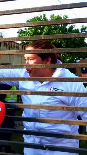 470 reactions · 144 shares | La señora Mercedes Samudio fue desalojada de su vivienda en Coronel Oviedo por orden judicial. Con esposas y personal femenino, la escena estuvo cargada de tensión. El municipio intervino buscando una salida y, tras la angustia, la mujer finalmente retornó a su hogar.﫶 | Activa Sin Filtros TV | Facebook