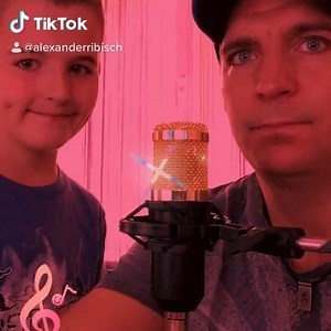 Vater & Sohn singen gemeinsam 😎#ohnebierdogehtgoarnix #alexanderribisch #familytime #family #sohn #sohnemann❤️ #bier #wien #vienna #heitnochtgemmagas #kalimerameinefreind #aufdieinsel #prater #schweizerhaus #musik #music #fussball #fussball #austropop #austriavacations #austria🇦🇹 | Alexander Ribisch