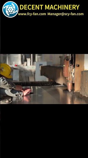 How does a cyclone dust collector separate particles?