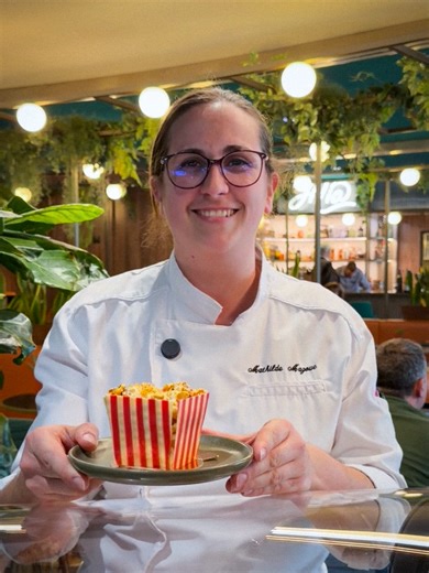 🎥 Le printemps fait son entrée… et il a le goût du cinéma ! 🌸🍿 À l’occasion du retour des beaux jours et du Printemps du Cinéma, découvrez une création aussi surprenante que régressive, pensée comme une véritable expérience gourmande. Sous l’apparence d’un iconique pot de pop-corn se cache un dessert tout en finesse, sans gluten, qui joue avec les textures et les souvenirs. À l’affiche : 🌽 Un sablé délicatement croustillant à la farine de maïs 🍿 Un cœur croustillant au pop-corn 🍯 Un carame