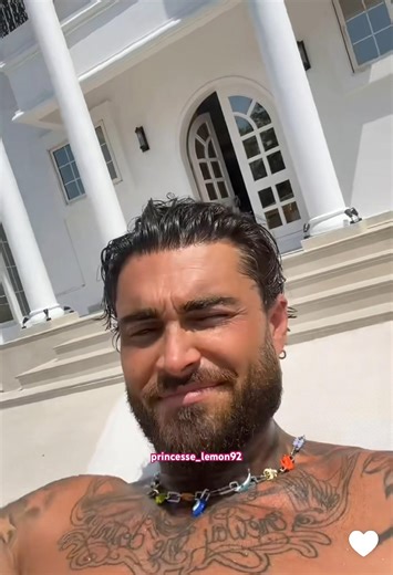 Thibault Garcia et ses enfants au bord de la piscine chez lui à Dubaï