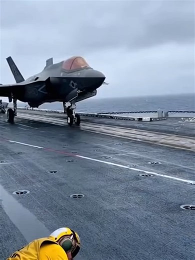 Heart in your throat. This pilot just cheated death by inches. 😱✈️ #ColdCat #NavyLife #F35 #CloseCall #Aviation