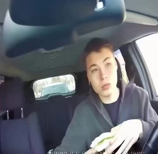 El joven, que simplemente quería relajarse comiendo su sándwich, le dijo al agente de policía que lo detuvo: "Te vi hablando por teléfono, por eso te detuve", que en realidad solo estaba comiendo un sándwich.Sin embargo, la policía le impone una multa por hablar por teléfono mientras conducía. Gracias a la cámara instalada en el vehículo, logra evitar la multa fácilmente. ¿Y SI NO HUBIERA CÁMARA?
