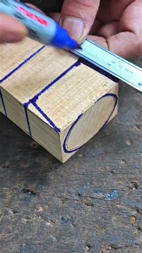 Marking the surface of a wooden log with measurements in a complete and thorough manner #shorts