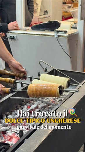 VERONA LOCAL GUIDE OFFICIAL🍔🍕🍣 on Instagram: "Hai trovato il dolce tipico ungherese più virale del momento sul Lago di Garda Il kürtőskalács, o “torta camino”, è un dolce ungherese tipico, cilindrico, fatto di impasto lievitato arrotolato su uno stampo, spennellato di burro e zucchero e cotto alla brace, creando una crosta caramellata e un interno soffice 😍 📍Mercatini di Natale Lazise #mercatinidinatalelazise#kürtőskalács#dolceungherese#veronafood#cοccolagolosa"