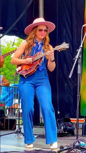 Sierra Hull SLAYED it! Have you seen Mandolin skills like this? [420Fest]