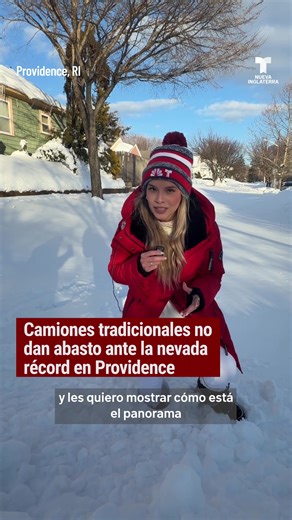 Autoridades de Providence, Rhode Island informan que, aunque la prohibición de manejo en el estado fue levantada, la restricción de estacionamiento en la ciudad continúa ya que aún queda gran cantidad de nieve por remover.
