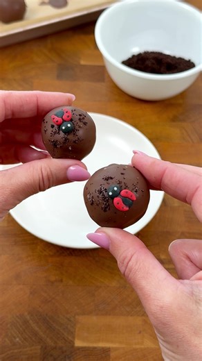 Lady bug truffles 🐞🍫 #oreos #chocolate | oreos
