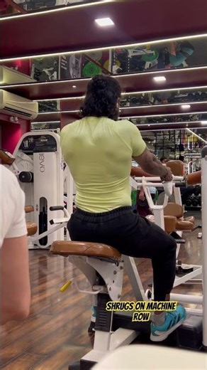 Shrugs on machine row #trainwithme #trainwithjac #shots #shotsvideo #pull #shrugs #