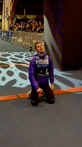 Victoire de Thomas Cardin sur la 70e édition de la SaintéLyon entre Saint-Étienne et Lyon à travers les monts du Lyonnais. Il a parcouru les 82 km et 2300 m D en 5 h 52 min 21 s. Le champion d’Europe de trail en juin dernier s’offre même un triplé sur la grande classique de fin de saison, après avoir remporté le Trail du Ventoux et les Templiers cette année. 🤳 @nicolasfreret / @distancesplus #saintelyon @asics_saintelyon @thomas_cardin @kiprunrunning_ | Distances