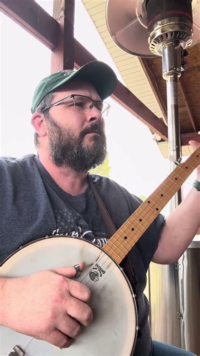 Practicing some alternating thumb rolls #shorts #banjo #music #cannotsing