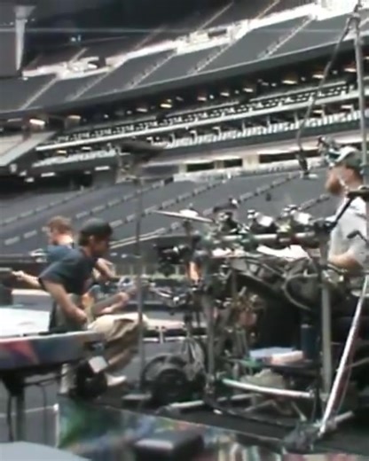 'Warning Sign' played by the band during the Soundcheck of #ColdplayLasVegas 🇺🇸 🎥 Coldplay 🛒 Order MOON MUSiC Now: eustore.coldplay.com 🌙 Stream Now: coldplay.lnk.to/MoonMusic 📲 Follow Us: linktr.ee/ColdplayPhilippines | Coldplay Philippines