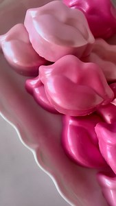 💋Let’s make these pinkalicious and luscious lips perfect for your Galentine’s Day party! 💋💕 💕 Inside is a dreamy Lofthouse Cookie Truffle—just 1 package of cookies 4 oz of cream cheese. Mix it up in a mixer, chill, and get ready to shape! ✨ Pro tip: Grab our Lips Cakesicle Mold! Cut it into strips or even individual lips—it’s a total game-changer. Chill one set while you work on the others! 💖 Use your favor pink chocolate. We went for an ombre look with Hot Pink Colour Mill, adding more for