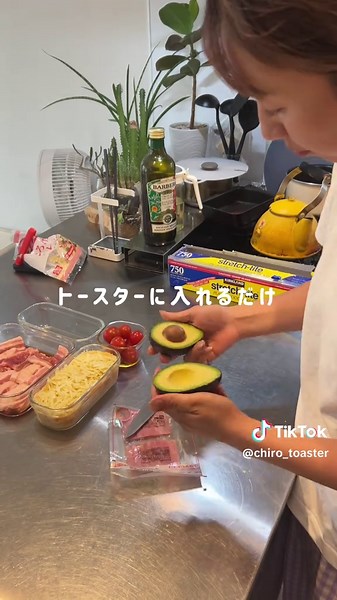 レシピはこちら💁‍♀️@chi_ro_toaster ＼全部トースターで同時調理🔥／ 10分の下準備で食卓ドーン！ 手間ゼロで 子どもも大人も満足な4品できた〜🙌 トースター様々、洗い物もラク！ 疲れてる日にこそ、ズボラ技つかってこ💪✨ ぜ〜んぶまとめてトースターに並べて 焼いてる間に子どもの宿題チェックできた🙆‍♀️ 🥓 豚バラの生姜焼き 🍴 山芋×明太子のとろ〜り焼き 🍅 焼きトマトのマリネ風 🥑 ベーコンアボカドの甘じょっぱ仕上げ フライパン使ってないのに4品完成とか、ちょっと感動レベル。 それぞれ味もちゃんとしてて、ごはんもすすむ🍚✨ 🥓豚バラの生姜焼き（メイン） 【材料】 豚バラ焼肉用 10枚くらい A醤油 大2 A砂糖 小1 Aみりん 大1 A酒 大さじ1 A生姜チューブ 5cmくらい 【作り方】 1.\t耐熱容器に豚バラAの調味料をすべて入れて揉み込み並べる。1時間以上漬けるといいよ 2.\tトースターで10〜12分焼く 🍴明太とろろ焼き 【材料】 長芋 300gくらい 明太子 30g めんつゆ(2倍濃縮) 大さじ1 卵 1個 チーズ 適量 【作り