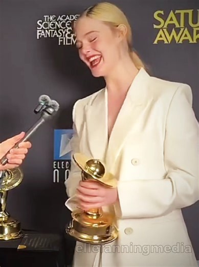 Best Actress Saturn Winner - Elle Fanning #ellefanning #predator #predatorbadlands #dc #dlaciebie