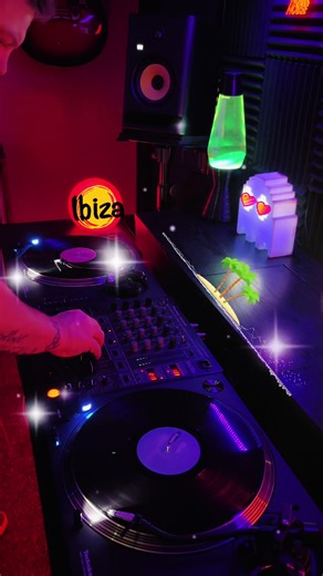 Little #summer feeling #djmix on this horrible rainy day ☔️ #vinyldj #ibizavibes #djjamzheat🔥 CRW- Lovin’ & Cortina- Music is moving 🎛️🎚️🔊🎶❤️💙👍🏻