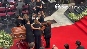 ¡Así la despiden! Las hijas, nietas, bisnietas de Silvia Pinal y "Efi" se reúnen y dan un emotivo abrazo de despedida en el féretro de la Diva del Cine de Oro mexicano. 📹 Laura Cardoso | Radio Fórmula