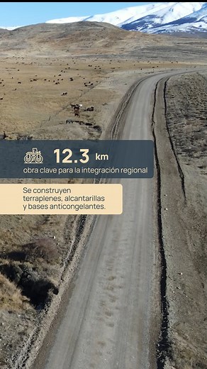 Pavimentamos el camino hacia Mamuil Malal Avanza la obra de la Ruta Provincial 60, una traza estratégica que conecta el Parque Nacional Lanín con el límite chileno. Son 12,3 km de pavimento que fortalecen la integración regional y mejoran la seguridad vial. Los trabajos incluyen terraplenes, alcantarillas y bases anticongelantes, pensadas para resistir las condiciones cordilleranas y proteger el entorno natural. Con su finalización, Neuquén sumará su 4to paso internacional completamente paviment