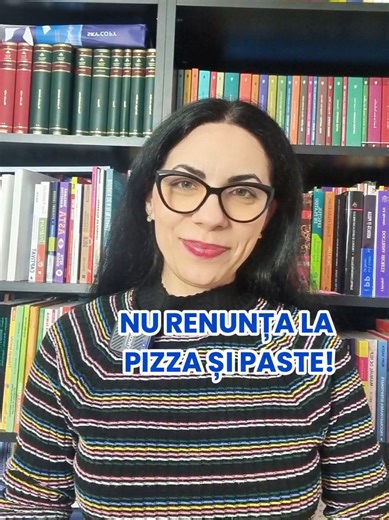 Slăbirea nu înseamnă restricții, ci deficit caloric și alegeri inteligente. Poți integra mâncărurile tale preferate folosind regula de 80/20. 80% din timp mănânci alimente nutritive, iar 20% lași pentru plăceri. De exemplu: îți place pizza? Mănâncă 2 felii și adaugă o salată mare cu proteine. Îți plac pastele? Alege o porție mai mică și un sos cu carne sau brânză light. Iubești ciocolata? 2–3 pătrățele sunt suficiente. Nu mâncarea îngrașă, ci cantitatea și frecvența. Un truc esențial după 35 de 
