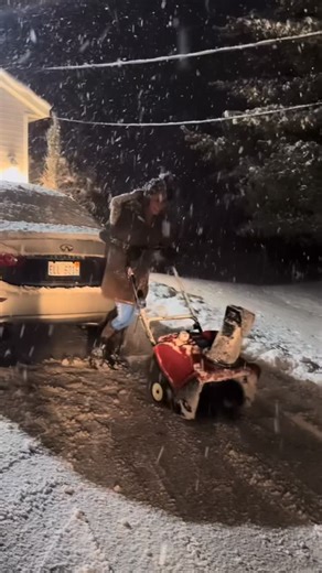 Woodruffryder Woodworks on Instagram: "Shorty from across the street ask me to start her snow blower for her so I did and made a few passes show her how to use it. Then she did a few and ask me to tape her 🤦🏾‍♂️😩💀😂😂😂 this chick just 💀 yall 😂😂😂😂😂😂💀💀💀"