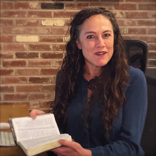 Leer la Biblia en español es como leer la traducción de una traducción. No llegas a comprender del todo el significado detrás de los mensajes escritos originalmente en hebreo: ✨Familiarízate con el alfabeto hebreo para poder leer la Biblia en su idioma original. ✨Estudia los textos antiguos e interprétalos como un experto. ✨Revitaliza tu vínculo espiritual al profundizar tu conexión con la Tierra Santa. Permítenos guiarte en este viaje donde descubrimos los tesoros mágicos de la Palabra de Dios.