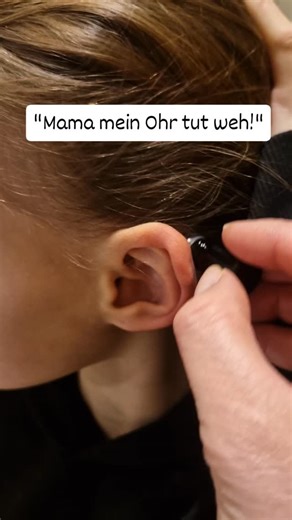 KRAFT DER TROPFEN für deine Gesundheit on Instagram: "Ohrenschmerzen 👂⚡️- wir wissen alle wie schmerzhaft das sein kann und vorallem bis Fiebersaft oder Schmerzmedikamente wirken. Wie gern hätte ich früher gewusst, wie sanft ich mein Kind dabei mit natürlichen Mitteln unterstützen kann. 🌿 Um das Ohr liegen viele sensible Nervenpunkte, die schon auf Berührung reagieren und dem Körper Signale von Sicherheit und Entspannung senden können. Gerade bei Ohrenschmerzen oder Unruhe kann genau das helfe