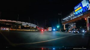 From a reader: “Hi, Visor. I would like to seek assistance to report this to MMDA. Mukhang nag-aabang lagi ng huli yung mga enforcers nila sa kanto ng EDSA-Ayala. “Kanina sinubukan kaming hulihin pagtawid namin ng EDSA. Nasa maling lane daw kami at dapat lumiko kami papuntang Ayala. Malinaw naman sa video na straight arrow yung nakalagay sa linya namin at hindi kami nag-switch lines sa solid line. Nabiktima na kami nito nung August. Eto na naman yung modus nila.” | VISOR