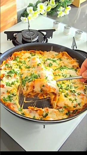 No one believed I made this in a pan! 😱 No boiling, no hassle! Easy 15-minute lasagna recipe.