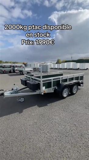 Une remorque professionnelle conçue pour un usage intensif et un maximum de praticité au quotidien !* Châssis renforcé, double essieux, 2000kg de PTAC Dimension utile : 3,00 x 1,57m Option personnalisées : Roue de secours avec support intégré Objectifs clients : transporter du matériel encombrant en tout sécurité , avec un accès rapide aux outils grâce aux coffres intégrés