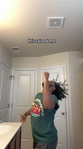 had me all dramatic in the headphones when i was younger 🤣 #perfect #pink #throwbacksongs #2010sthrowback #maincharacter