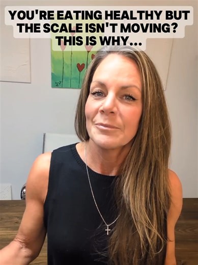 If you’re eating clean but your body still isn’t changing — this will make you furious. Food companies legally hide sugar, fat, and chemicals behind misleading labels: ⚠️ “0g trans fat” — allowed to round down even when it contains it. ⚠️ “Made with olive oil” — usually 2% olive oil, 98% seed oil. ⚠️ “All-natural” — doesn’t mean anything. Zero regulation. Over 60 different names for sugar appear on labels daily — maltose, rice syrup, dextrose, cane juice… it’s all sugar. When you start reading l