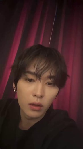 😛😛 DO IT! Lee Know do Stray Kids dando conselhos em live.Fã: Minha mãe não me deixa colocar piercing na orelha mas eu queria muito, que que eu faço?Lee Know: Fura escondido.Outro fã: Nossa você tá dando bons exemplosLee Know: Lógico, coisa boa a gente tem que dividir.