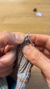 Jeny’s surprisingly stretchy bind off #Knitting Make a yarn over and pull it over the next stitch together with the previous stitch when casting off. This will make your cast off really stretchy. Ideal for toe-up socks, top-down pullover hems and shawls, where the regular cast off usually turns out rather tight. I hadn’t realized that in fact you should make a reverse yarn over, when casting off knit stitches 🫣 (and a regular one when casting off purl stitches), which gives a really neat look! 