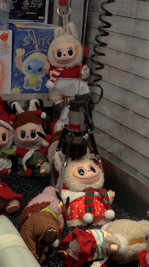 la.belge.malefique on Instagram: "🎄 𝐄́𝐏𝐈𝐒𝐎𝐃𝐄 𝟒 𝐄𝐓 𝐅𝐈𝐍 : 𝐋𝐄 𝐌𝐈𝐑𝐀𝐂𝐋𝐄 𝐃𝐄 𝐋𝐀 𝐏𝐈𝐍𝐂𝐄 ⵑ 🎄 Même les cœurs les plus "maléfiques" fondent face à la magie du Luna-Park Atlanta ! 😈 ✨ Notre Belge préférée a encore frappé, mais cette fois, c’est avec une précision de lutin qu’elle a défié la redoutable machine à pinces. 🎁 𝐋𝐄 𝐃𝐈𝐋𝐄𝐌𝐌𝐄 𝐃𝐄𝐒 𝐏𝐎𝐈𝐍𝐓𝐒 Mais ce n'est pas fini ! Avec tous les points accumulés grâce à ses victoires précédentes, elle se retrouve devant