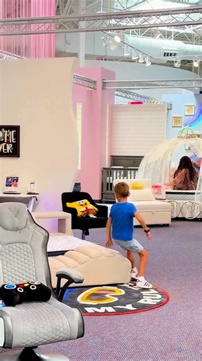 The ultimate hangout meets the coolest homework zone. Cloud9 is made for chilling, charging, and everything in between. 🎮🤳📖💤 rtg.co/Cloud9Collection | Rooms To Go Kids