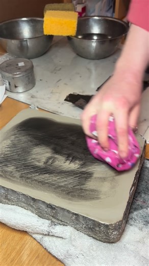 Valerie Syposz on Instagram: "As I reflect on the past year, I realize I have been blessed with ample time to experiment. Adapting stone lithography to a home setting has been one of my topics of study since 2024, and I feel like I have slowly but surely made progress. This little stone was one such test subject from the spring/summer season which resulted in a lovely print. #printmaking #lithography #artwork #handprinted #版画"