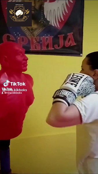 Kikboks te uči da ne odustaješ – ni na treningu, ni u životu! 🥊 Svaki udarac je korak bliže jačoj, izdržljivijoj i odlučnijoj verziji tebe. Kada naučiš da izdržiš napor na treningu, lakše ćeš se nositi sa izazovima van njega.🔥 Snažno tijelo, snažan um – to je moć kikboksa!🏆 Dođi i osjeti tu energiju na svojoj koži – prvi trening je besplatan! Pošalji poruku i rezerviši svoje mjesto!📩🤍 #kikboks #boks #trening #tehnika #izdrzljivost #eksplozivnost #brzina #koordinacija #samoodbrana #zene #tre