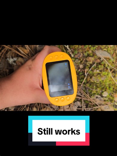 This 1000X Handheld Digital Microscope for Kids turns everyday objects into mind-blowing science experiments in seconds. Leaves look like alien landscapes. Fabric becomes woven architecture. Even a strand of hair transforms into a science lab moment. With a 4K HD camera, bright LED illumination, and a built-in 2.4″ IPS screen, kids can explore in real time without squinting through old-school lenses. Just point, focus, and zoom up to 1000X magnification. Snap photos. Record videos. Save discover