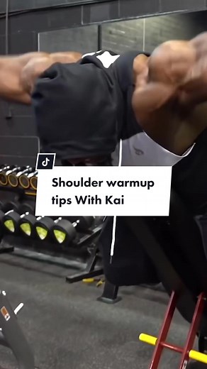 Watch until the end to see why this exercise is great to warm-up your shoulders💪 #gym #gymtok #bodybuilding #gymtips #shoulderworkout