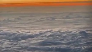 24 de Noviembre 2021 Mae de China 🇨🇳 Encuentro Cercano del primer tipo. Piloto de avión comercial filma flota de OVNIs sobre el sur del Mar de China. Los objetos adoptan formación tipo Chevron. | Más sobre Alienigenas y Exopolitica