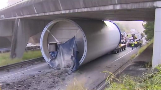 Truck crash causes chaos on Queensland Highway