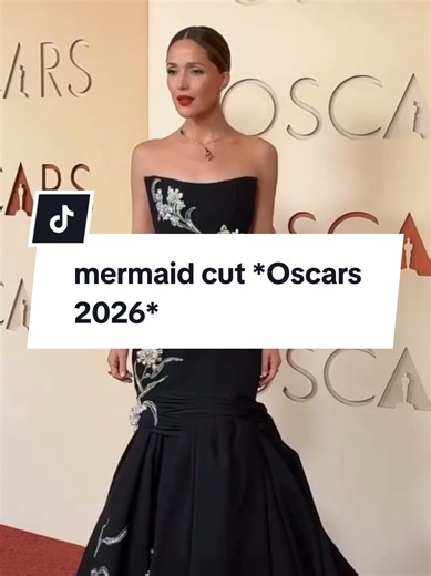 ‏الفرق بين إطلالتين بنفس القصه . . #oscars2026