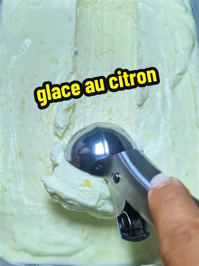 🍋 GLACE AU CITRON 3 INGRÉDIENTS 🍋 Une glace ultra crémeuse, sans sorbetière et tellement facile à réaliser 😍 📖 Ingrédients : • 350 ml de crème liquide entière bien froide • 300 g de lait concentré sucré • 3 gros citrons (jus zestes) Préparation : 1️⃣ Récupérer le jus et les zestes des citrons. 2️⃣ Monter la crème bien froide en chantilly. 3️⃣ Mélanger le lait concentré sucré avec le jus et les zestes. 4️⃣ Incorporer délicatement à la chantilly. 5️⃣ Verser dans un bac et placer au congélateur