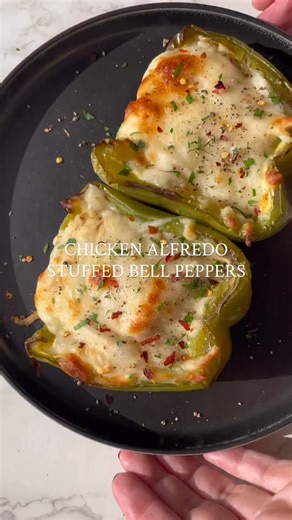 One of my favorite dinners right here 🤗 it’s easy, low carb and makes the perfect weeknight dinner. I hope y’all give it a try and enjoy! ✨Chicken Alfredo Stuffed Bell Peppers✨ *1 bell pepper *1/2 cup shredded/cooked chicken (seasoned) *1/2 cup shredded mozzarella *2 tbsp Alfredo sauce *Spices- heavy pinch of garlic powder, paprika, oregano, black pepper salt - Preheat oven to 425. - Cut bell peppers in half and take seeds out. - Place the halves of bell peppers on a parchment paper lined pan. 
