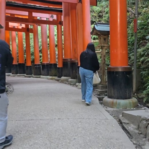Kishtar on Instagram: "Ya era hora. ❤️ @pau.cards En un hermoso lugar. #fushimiinari #japon #kyoto"
