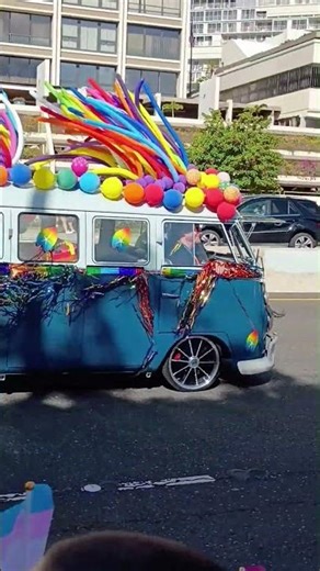 An awesome-looking classic VW Microbus drove in the 2025 Honolulu Pride 🙂