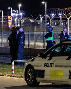 🔶El aeropuerto de Aalborg, en el norte de Dinamarca, cierra por la presencia de drones en su espacio aereo. Ocurre solo dos días después de que el Aeropuerto de Copenhague suspendiera operaciones por un avistamiento similar, afectando a la navegación aérea en toda Europa. Tienes información ampliada en ▶️rtve.es/noticias #dinamarca #copenhague #aalborg #drones #aeropuerto #noticias | RTVE Noticias